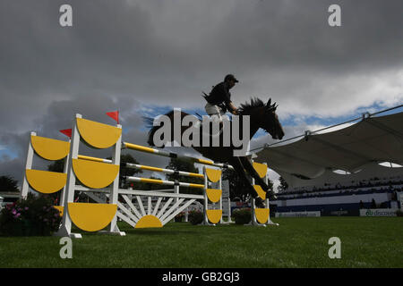 Der Jockey Dermot Lennon reitet Lanceretto im Irish Sports Council Classic bei der Failte Ireland Dublin Horse Show, die auf dem RDS Showgrounds beginnt. Die Show läuft vom 6-10. August und beinhaltet die Aga Khan Challenge Trophy am Freitagabend. Stockfoto