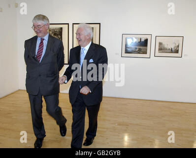 Minister Martin Mansergh (links) und Dr. Patrick Murphy schauen sich die Ausstellung "in the Minds Eye" im Millennium Court Arts Center, Portadown, an. Stockfoto