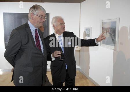 Minister Martin Mansergh (links) und Dr. Patrick Murphy schauen sich die Ausstellung „in the Minds Eye“ im Millennium Court Arts Center, Portadown, an. Stockfoto