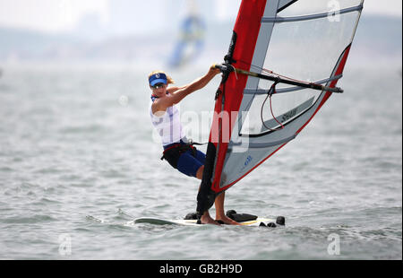 Großbritannien RS:X-Segler Bryony Shaw am letzten Trainingstag vor dem Beginn der Segelveranstaltungen für die Beijing Olympic, die heute im Quingdao Olympic Sailing Center in Quingdao abgehalten wurden. DRÜCKEN Sie VERBANDSFOTOS Stockfoto