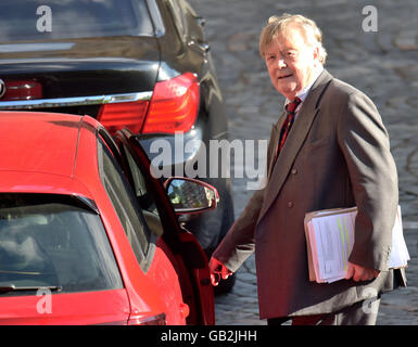 Ex-Kanzler verlässt Ken Clarke Palace of Westminster, nach Abstimmung dabei begann zu neuen Premierminister Großbritanniens, mit Home Secretary Theresa May bequem voraus in die Anzahl der öffentlich entscheiden, erklärt Unterstützer. Stockfoto