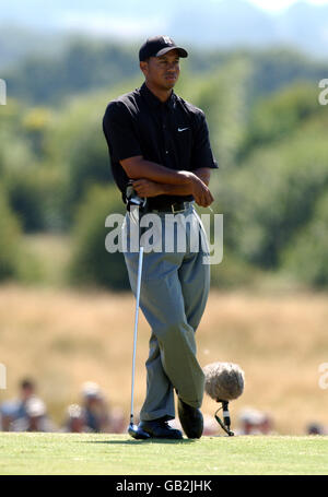 Golf - The Open Golf Championship - Sandwich - Zweite Runde. US's Tiger Woods erwägt seinen Schuss auf den 5 Stockfoto