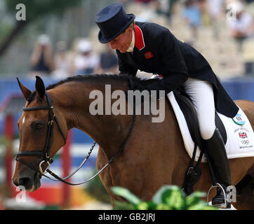 Großbritanniens Mary King Riding on Call Again Cavalier reagiert nach ihrem Dressurturnier am zweiten Tag der Olympischen Spiele 2008 in Peking im Shatin Equestrian Center, Hongkong. Stockfoto