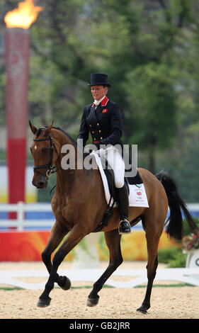 Großbritanniens Mary King reitet auf Call Again Cavalier während der Dressurveranstaltung am zweiten Tag der Olympischen Spiele 2008 in Peking im Shatin Equestrian Center, Hong Kong. Stockfoto