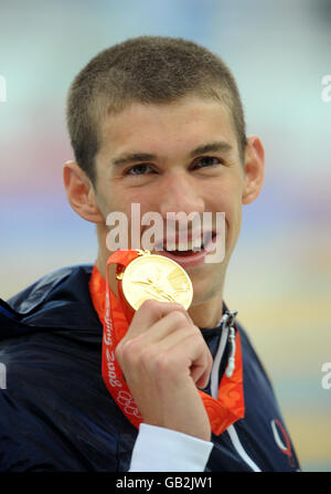 Der US-Amerikaner Michael Phelps zeigt seine Goldmedaille für den Gewinn des 400-Meter-Medley der Männer im National Aquatics Center bei den Olympischen Spielen 2008 in Peking. Stockfoto