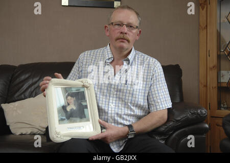 Godfrey Wilson mit einem Bild seiner Tochter Lorraine, die beim Bombenanschlag in Omagh getötet wurde. Stockfoto