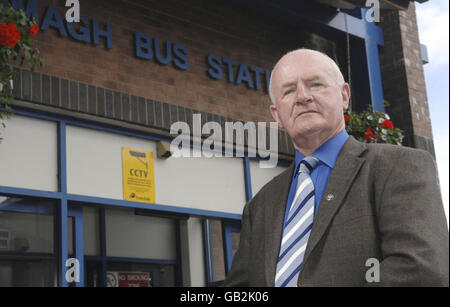 Paddy Magowan, 71, im Bild vor dem Busbahnhof Omagh. Er war 1998 Teilzeit-Feuerwehrmann und Bezirksleiter des Omagh-Ulster-Busbahnhofs und einer der ersten am Tatort, nachdem die Bombe vor 10 Jahren, am 15. August, abgeworfen wurde. Stockfoto