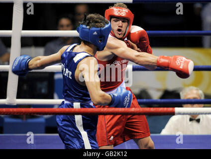 Großbritannien Billy Joe Saunders (rot) im Einsatz gegen die Türkei Adem Kilicci während ihrer ersten Runde Weltweight-Kampf am Beijing Workers' Gymnasium bei den Olympischen Spielen 2008 in Peking. Stockfoto