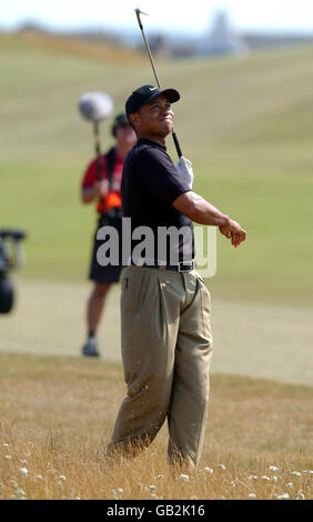 US's Tiger Woods trifft aus dem rauen auf die Fairway Stockfoto