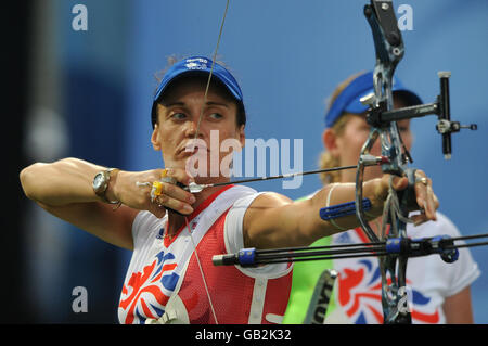 Die britische Alison Williamson in Aktion im Halbfinale des Wettkampfs „Women's Team“ auf dem Bogenschießplatz bei den Olympischen Spielen in Peking 2008 in Peking, China. Stockfoto