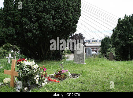 Das Grab des ehemaligen Ministers Seamus Brennan in Dundrum, Dublin, neben der Luas-Brücke, das nach Ende des TD umbenannt werden könnte, um seine Leistungen zu würdigen, wurde heute behauptet. Stockfoto