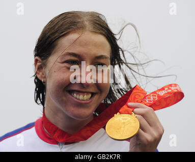 Die britische Nicole Cooke mit ihrer Goldmedaille nach ihrem Sieg beim Women's Road Race bei den Olympischen Spielen 2008 in Peking, China. Stockfoto