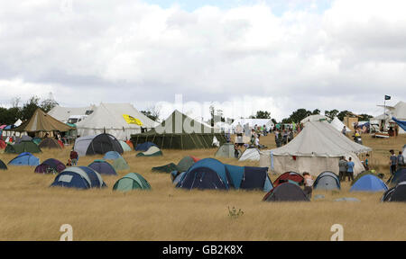 Eine allgemeine Ansicht des Klimalagers in der Nähe des Kraftwerks Kingsnorth in Kent, das nach einer Woche Protest gegen die Pläne zum Bau eines neuen Kohlekraftwerks auf dem Gelände abgebaut wird. Stockfoto