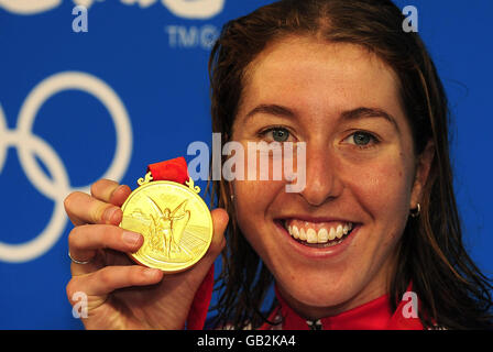 Die britische Nicole Cooke mit ihrer Goldmedaille nach ihrem Sieg beim Women's Road Race bei den Olympischen Spielen 2008 in Peking, China. Stockfoto