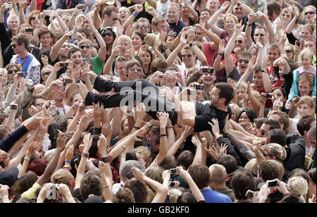 Mike Skinner von The Streets surft während seines Auftretens beim Vodafone TBA Concert am Brighton Beach, Brighton. Stockfoto