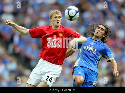 Fußball - Community Shield - Portsmouth gegen Manchester United - Wembley Stadium. Miguel Pedro Mendes von Portsmouth (r) und Darren Fletcher von Manchester United kämpfen um den Ball Stockfoto