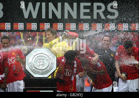 Fußball - Community Shield - Portsmouth gegen Manchester United - Wembley Stadium. Manchester United feiert den Gewinn des Community Shield Stockfoto