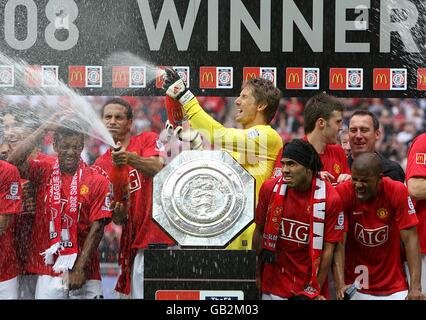 Fußball - Community Shield - Portsmouth gegen Manchester United - Wembley Stadium. Manchester United feiert den Gewinn des Community Shield Stockfoto