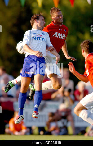 Hans van de Haar (R) des FC Utrecht kämpft um die Ball in der Luft mit RC Genks Hans Leenders (L) Stockfoto