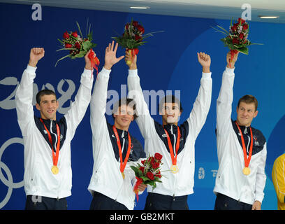 Das 4x 200 m Staffel Team der USA (von links nach rechts) Michael Phelps, Ryan Lochte, Ricky Berens und Peter Vanderkaay feiern mit ihren Goldmedaillen für das 4x200 m Freestyle Staffelfinale der Männer im National Aquatic Center in Peking Stockfoto