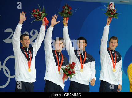 Das 4x 200 m Staffel Team der USA (von links nach rechts) Michael Phelps, Ryan Lochte, Ricky Berens und Peter Vanderkaay feiern mit ihren Goldmedaillen für das 4x200 m Freestyle Staffelfinale der Männer im National Aquatic Center in Peking Stockfoto