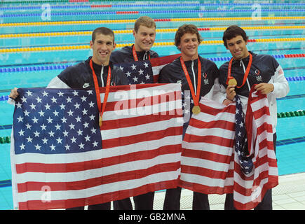 Die USA feiern im Pekinger National Aquatic Center mit ihrer Goldmedaille im 4x200 m Freestyle-Staffelteam (von links nach rechts), bestehend aus Michael Phelps, Peter Vanderkaay, Ryan Lochte und Ricky Berens Stockfoto