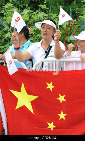 Ein Zuschauer feuert die Radfahrer bei den Olympischen Spielen 2008 in Peking, China an. Stockfoto