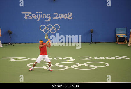 Der spanische rafael Nadal im Kampf gegen den russischen Igor Andreev AT Pekings Olympic Green Tennis Center Stockfoto