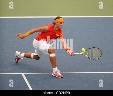 Der spanische Rafael Nadal im Kampf gegen den russischen Igor Andreev AT Pekings Olympic Green Tennis Center Stockfoto