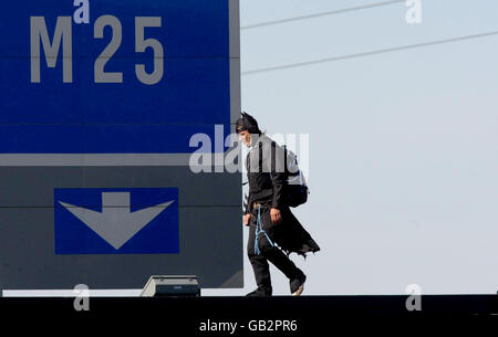 Der Wahlkämpfer Geoffrey Hibbert, vermutlich mit Fathers 4 Justice verbunden, bekleidet als Batman auf einer Gantry über der M25 in der Nähe des Flughafens Heahtrow, London. Stockfoto