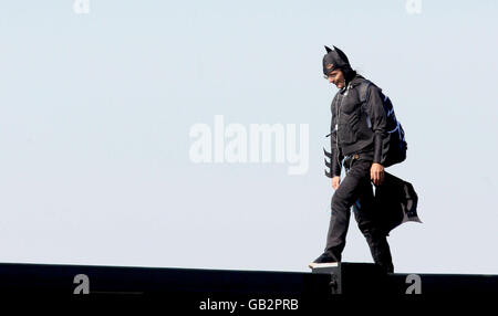 Der Wahlkämpfer Geoffrey Hibbert, vermutlich mit Fathers 4 Justice verbunden, bekleidet als Batman auf einer Gantry über der M25 in der Nähe des Flughafens Heahtrow, London. Stockfoto