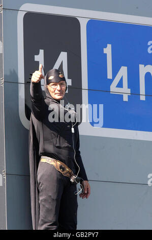 Der Wahlkämpfer Geoffrey Hibbert, vermutlich mit Fathers 4 Justice verbunden, bekleidet als Batman auf einer Gantry über der M25 in der Nähe des Londoner Flughafens Heathrow. Stockfoto