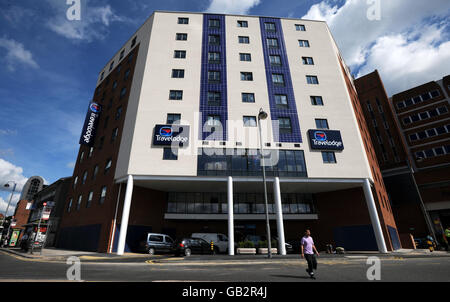 Das neue Travelodge Hotel in Uxbridge, Middlesex, das aus modifizierten Stahlcontainern gebaut und heute offiziell für die Öffentlichkeit geöffnet ist. Stockfoto