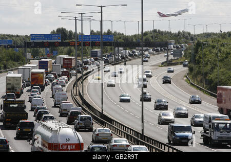 An der Anschlussstelle 15 auf der M25 ist der Verkehr wieder angefahren, nachdem der Wahlkämpfer Geoffrey Hibbert, der vermutlich mit Fathers 4 Justice in Verbindung gebracht wurde, als Batman auf einer Gantry über der Autobahn in der Nähe des Londoner Flughafens Heathrow gekleidet war. Stockfoto