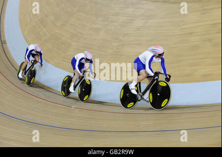 Die britischen Radsportler mit Goldmedaille, Jamie Staff (vorne), Jason Kenny und Chris Hoy (hinten), treten bei den Olympischen Spielen in Peking 2008 in China auf dem Laoshan Velodrome zum Sieg beim Team-Sprint-Event der Herren. Stockfoto