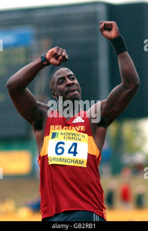 Leichtathletik - Norwich Union AAA World Championships Trials. Dwain Chambers feiert den Gewinn des 100-M-Finales Stockfoto