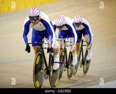 Die britischen Goldmedaillenfahrer Jamie Staff (vorne), Jason Kenny und Chris Hoy (hinten) treten bei den Olympischen Spielen in Peking 2008 in China auf dem Laoshan Velodrome beim Sprint-Event für das Team der Herren auf den Weg zum Sieg. Stockfoto