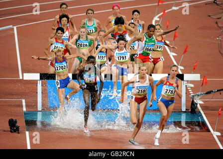 Die britische Helen Clitheroe (Nr. 1793) springt während der 3000m Steeplechase-Häufe der Frauen am ersten Tag der Leichtathletik-Wettbewerbe im Nationalstadion während der Olympischen Spiele 2008 in Peking, China, über den Wassersprung. Stockfoto