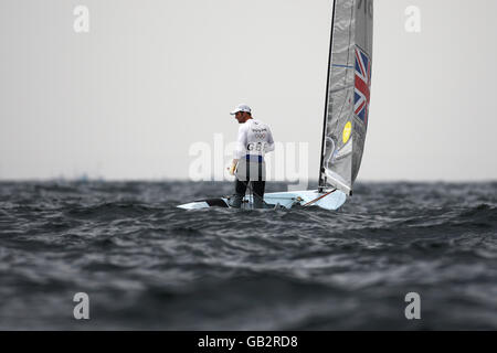 Der britische Ben Ainslie beurteilt die Windrichtung vor der vorletzten Runde seines Wettbewerbs im Segelzentrum der Olympischen Spiele in Peking 2008 in Qingdao, China. Stockfoto