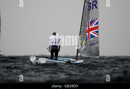 Der britische Ben Ainslie beurteilt die Windrichtung vor der vorletzten Runde seines Wettbewerbs im Segelzentrum der Olympischen Spiele in Peking 2008 in Qingdao, China. Stockfoto