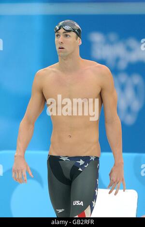 Der US-Amerikaner Michael Phelps bereitet sich auf den Start in das Men's 200m Butterfly Finale im National Aquatics Center am 5. Tag der Olympischen Spiele 2008 in Peking vor. Stockfoto