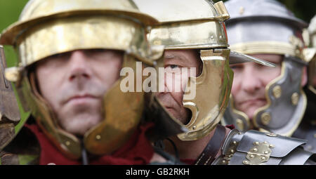 Enthusiasten des National Living History Festival am Lanark Loch in Schottland erleben eine Szene aus der Geschichte, in der römische Soldaten bereit für die Schlacht stehen. Stockfoto