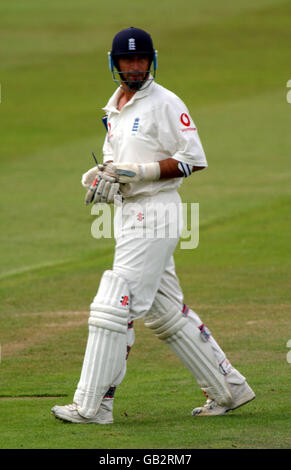 Englands Kapitän Nasser Hussain blickt zurück, nachdem er dafür entlassen wurde Eins Stockfoto