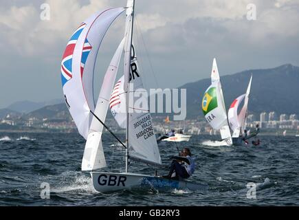 Die 470 Frauen in Großbritannien Christina Bassadone und Saskia Clark in Aktion während der Eröffnungsrunden ihrer Veranstaltung im Segelzentrum der Olympischen Spiele in Peking 2008 in Qingdao, China. Stockfoto