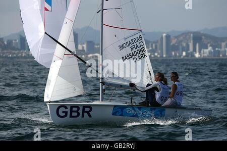 Die 470 Frauen in Großbritannien Christina Bassadone und Saskia Clark in Aktion während der Eröffnungsrunden ihrer Veranstaltung im Segelzentrum der Olympischen Spiele in Peking 2008 in Qingdao, China. Stockfoto