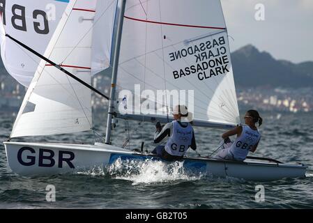 Die 470 Frauen in Großbritannien Christina Bassadone und Saskia Clark in Aktion während der Eröffnungsrunden ihrer Veranstaltung im Segelzentrum der Olympischen Spiele in Peking 2008 in Qingdao, China. Stockfoto