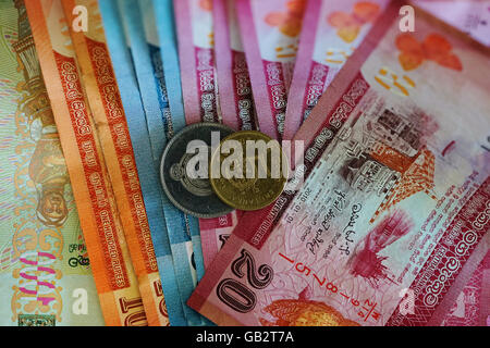 Sri Lanka Rupie asiatischen Fremdwährung mit Banknoten und Münzen Stockfoto