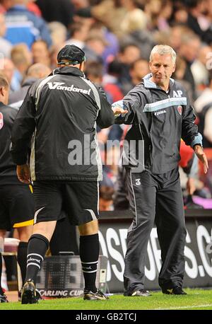 Fußball - Carling Cup - erste Runde - Charlton Athletic gegen Yeovil Town - The Valley. Charlton Athletic-Manager Alan Pardew (r) schüttelt sich nach dem letzten Pfiff die Hände mit Russell Slade, dem Manager von Yeovil Town Stockfoto