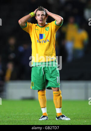 Fußball - Carling Cup - erste Runde - Milton Keynes Dons gegen Norwich City - Stadion:MK. Jamie Cureton von Norwich City zeigt seine Dejektion nach dem Carling Cup-Spiel im Stadium:MK in Milton Keynes. Stockfoto