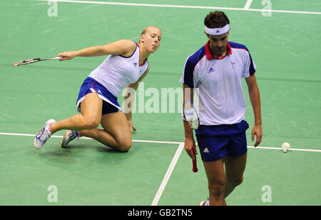 Die britischen Gail EMMs (links) mit Nathan Robertson, nachdem sie während der Olympischen Spiele 2008 in Peking, China, aus dem Badminton-Wettbewerb am Gymnasium der Technischen Universität Peking ausgeschlagen wurden. Stockfoto